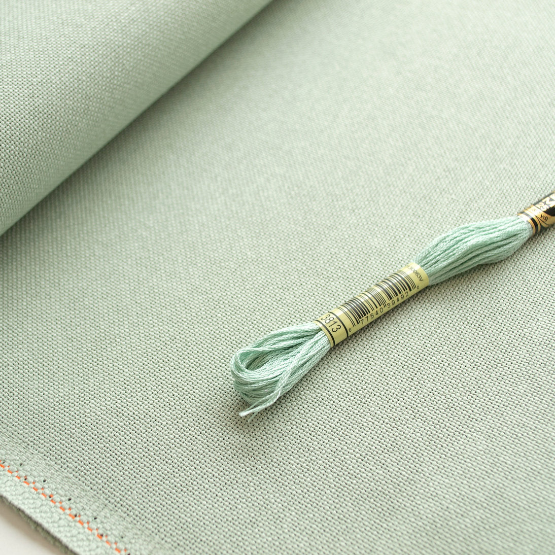 Tela Lugana Evenweave 25 ct Zweigart color verde 618 doblada