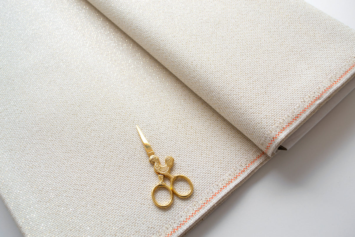 Tela dorada Zweigart Star-Aida ideal para bordados elegantes y decorativos