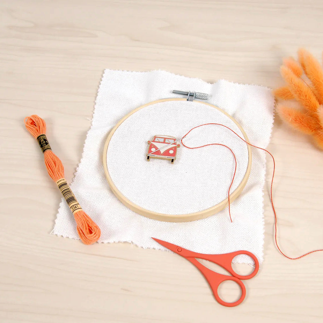 Pack Tijera e Imán para Agujas - DMC U2362 Coral, Negro y Verde