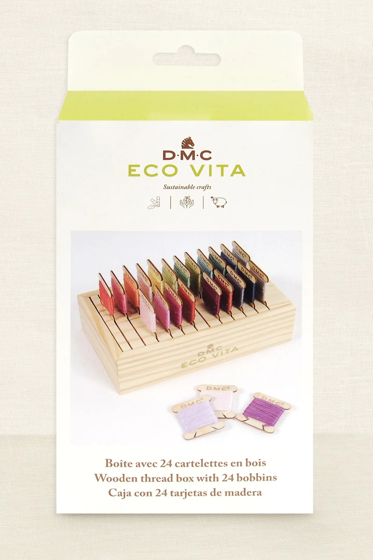 Caja de madera DMC Eco Vita con 24 bobinas de madera para organizar hilos de bordar y accesorios de costura.