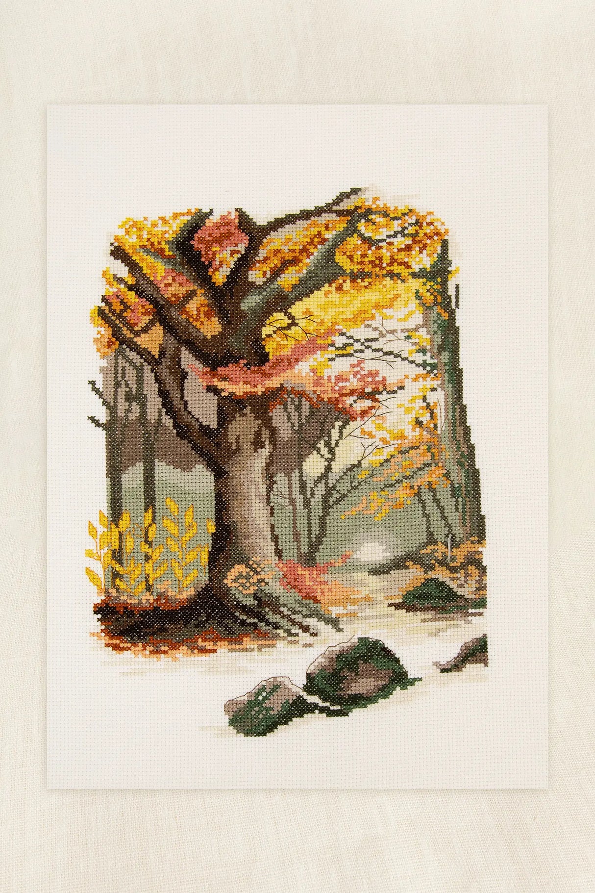 Kit de punto de cruz DMC Paisaje otoñal con diseño de bosque en tonos otoñales de Marie-Dominique Procureur