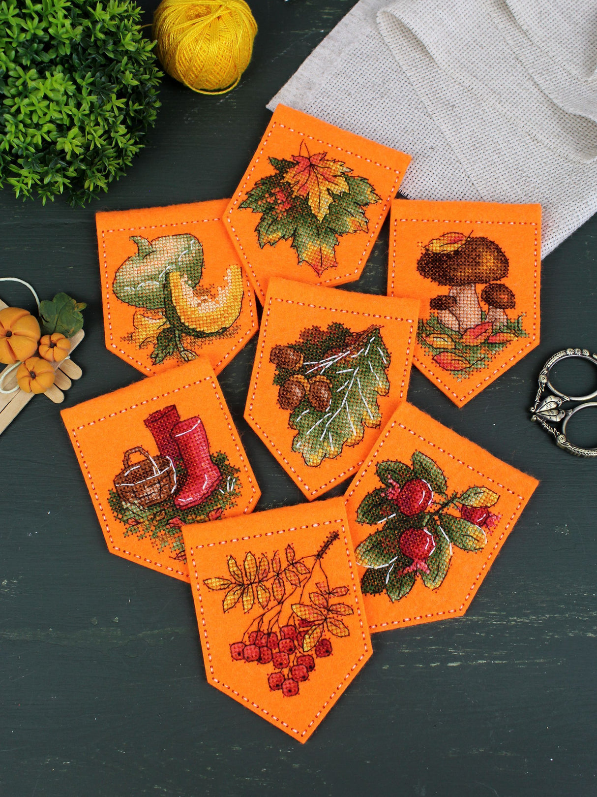 Kit de punto de cruz MP Studia ST-1002 – “Guirnalda de Otoño Naranja (7 banderines)”
