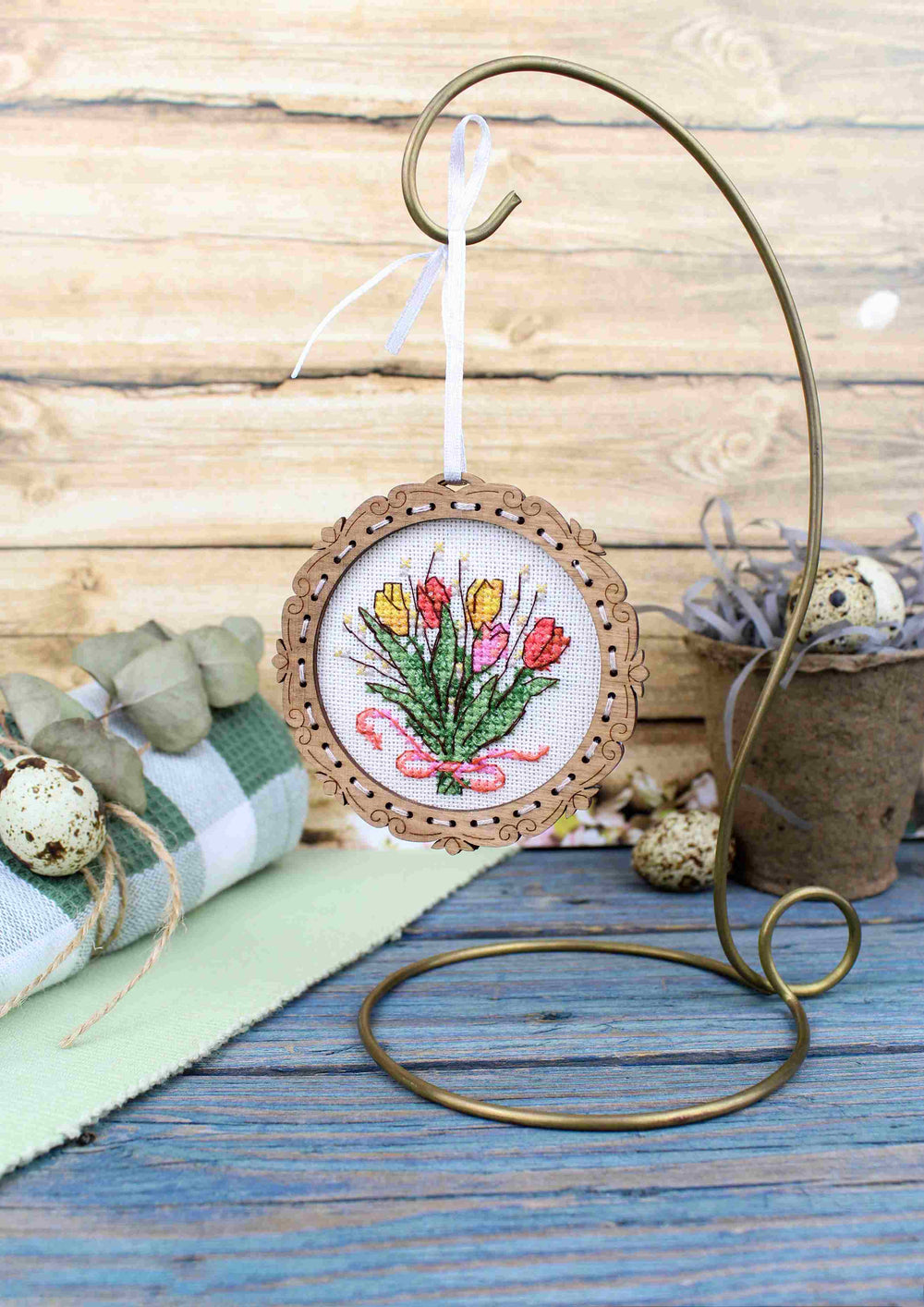 Miniature – Bouquet de tulipes – Broderie sur socle en bois MP Studia SO-138