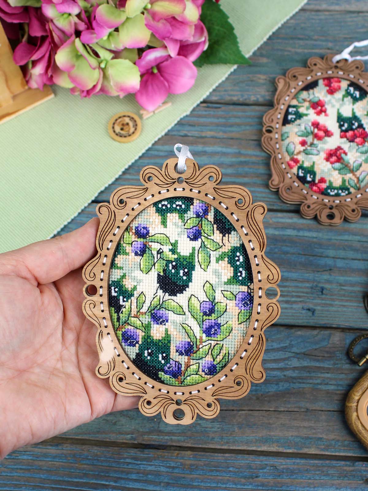 Bordado en madera MP Studia SO-143 – Miniatura “Bosque de arándanos”