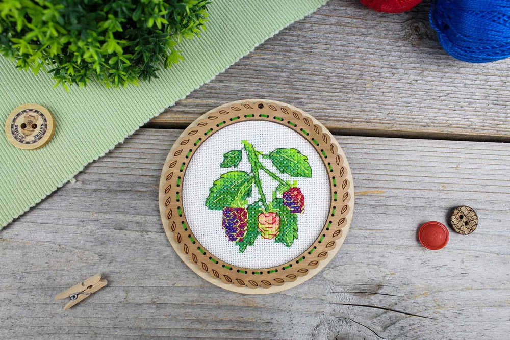 Bordado en madera MP Studia SO-132 – Miniatura “Bayas de verano: Moras”