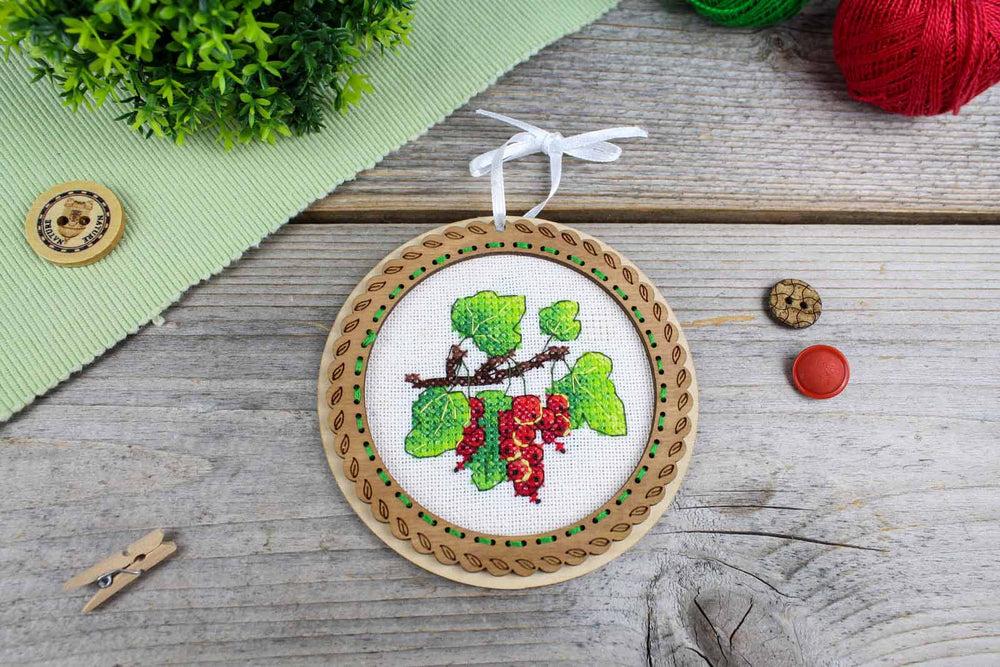 Bordado en madera MP Studia SO-131 – Miniatura “Bayas de verano: Grosellas rojas”