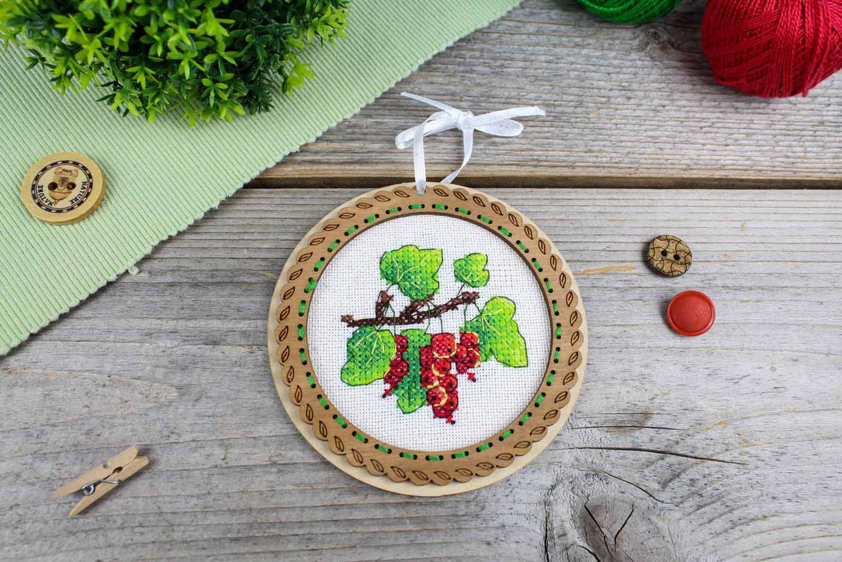Bordado en madera MP Studia SO-131 – Miniatura “Bayas de verano: Grosellas rojas”