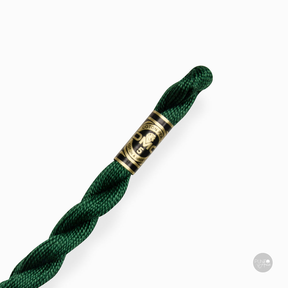 Écheveau de fil de coton Perle DMC épaisseur 3 à 15 m : élégance et polyvalence dans votre broderie