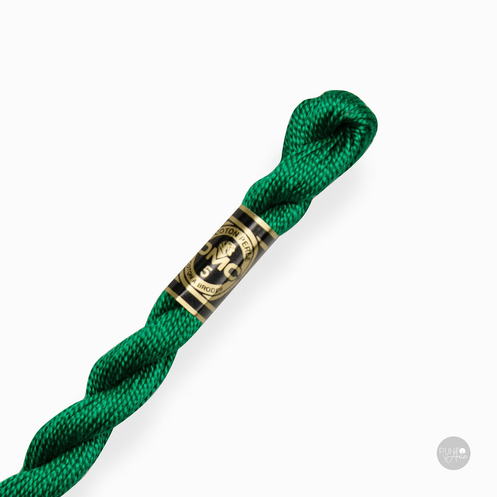 Écheveau de fil de coton Perle DMC épaisseur 3 à 15 m : élégance et polyvalence dans votre broderie
