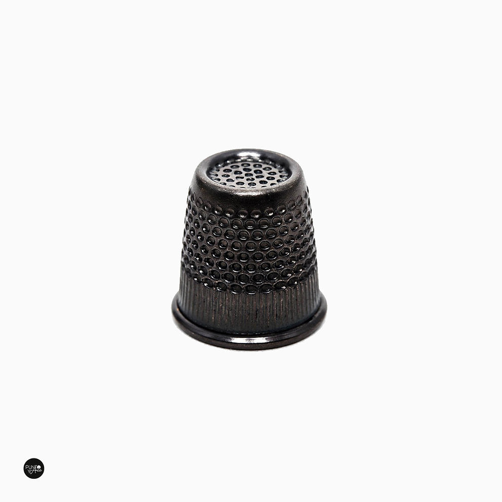 Dedal de Metal Negro Hemline Gold: Comodidad y Precisión en tus Costuras