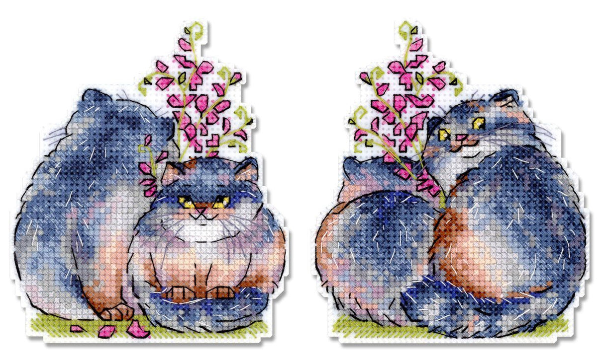 Bordado en punto de cruz de dos gatos juntos con flores sobre lienzo plástico blanco con diseño tierno y romántico