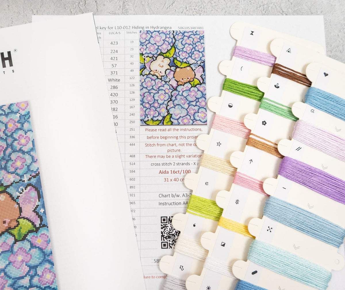 Contenido del kit de punto de cruz Letistitch L10-012 Hiding in Hydrangea