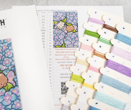 Contenido del kit de punto de cruz Letistitch L10-012 Hiding in Hydrangea