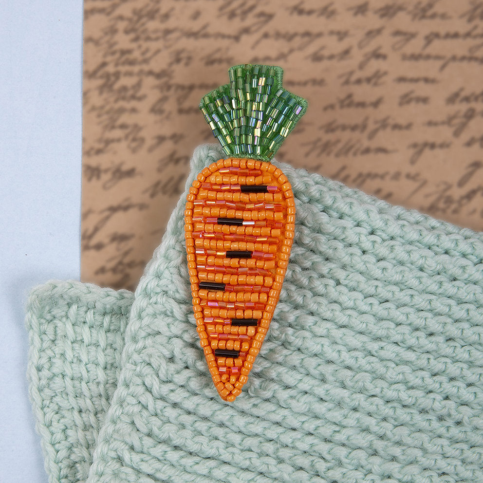 10-015 Brooch. Carrot - Klart - Kit with Beads