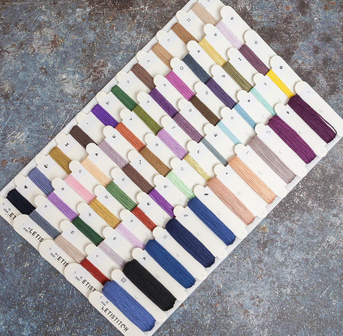 Kit de Punto de Cruz Letistitch L10-015 The Magic Shelf – contenido y detalles del kit (3)