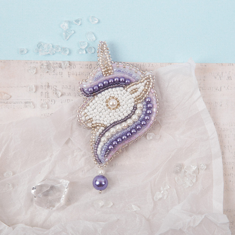 10-016 Ansteckbutton. Violettes Einhorn - Klart - Set mit Perlen