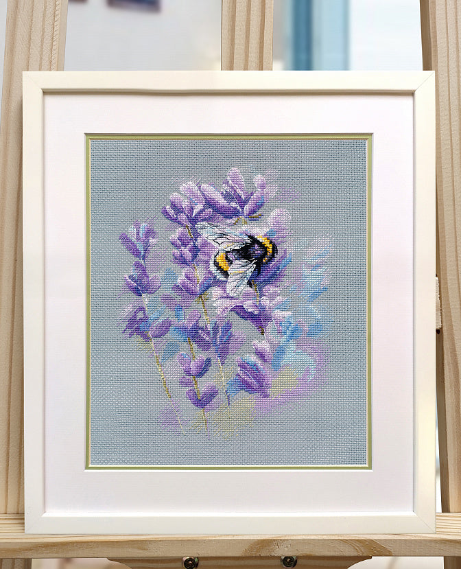Kit de punto de cruz Oven S1683 – Bumblebee on Lavender 15x20 cm