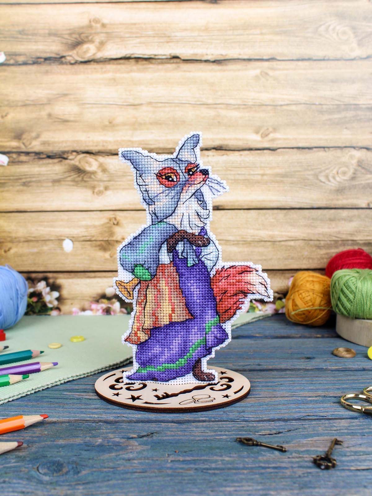 Vista adicional de Kit de punto de cruz en lienzo plástico MP Studia SR-1181 – Fox Alice | Canvas plástico 14 ct 17x10 cm