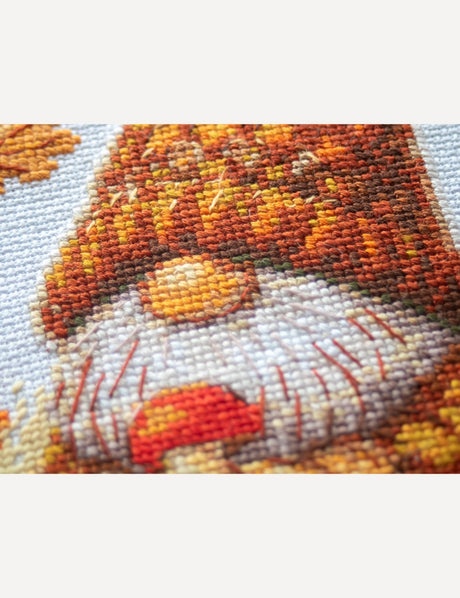 Kit de punto de cruz Aine A1044 – Harvest Gnome, gnomo de otoño, 20 × 20 cm