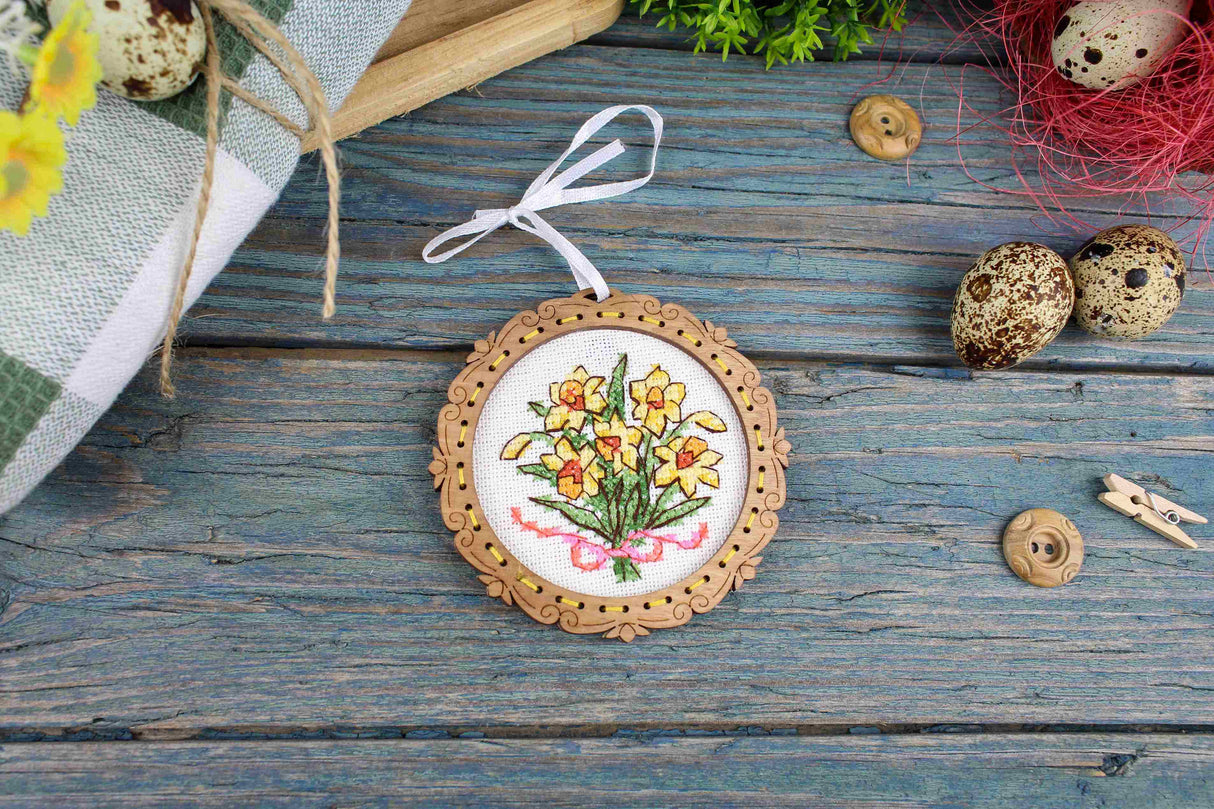 Miniature – Bouquet de jonquilles – Broderie sur socle en bois MP Studia SO-139
