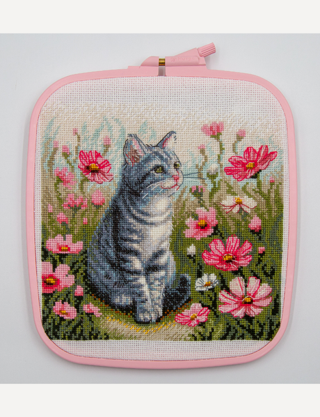 Kit de punto de cruz Aine A1041 – Garden Whiskers, gato entre flores, 20 × 20 cm