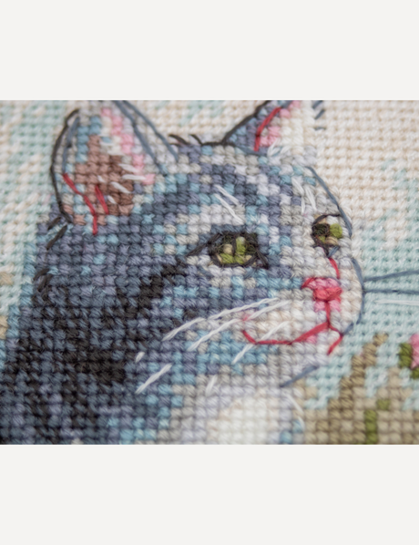 Kit de punto de cruz Aine A1041 – Garden Whiskers, gato entre flores, 20 × 20 cm