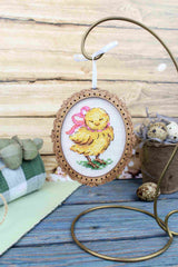 Miniature – Poussin avec nœud – Broderie sur socle en bois MP Studia SO-127