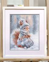 Kit de punto de cruz Oven S1736 Fluffy Little Crafty Squirrel – Ardilla Artesana 23x29 cm