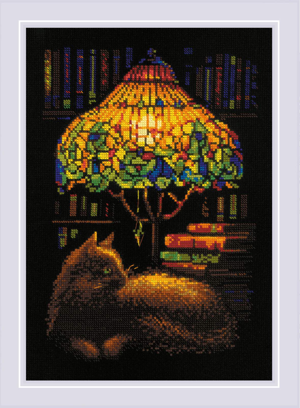 Kit de Punto de Cruz – Book Evening 2281 | Gato, lámpara Tiffany y libros sobre fondo negro