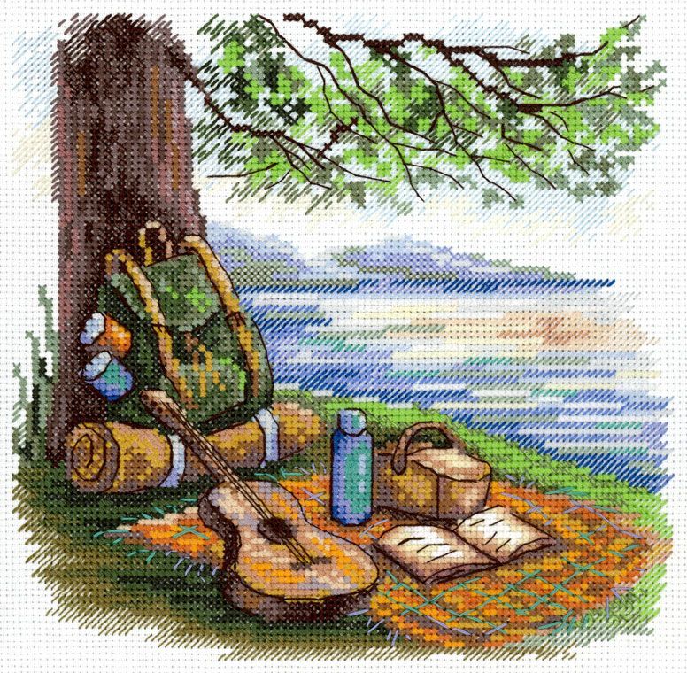 Kit de punto de cruz MP Studia SNV-957 Tourist Stop con mochila, guitarra, manta, libro abierto y paisaje de lago bajo un árbol.