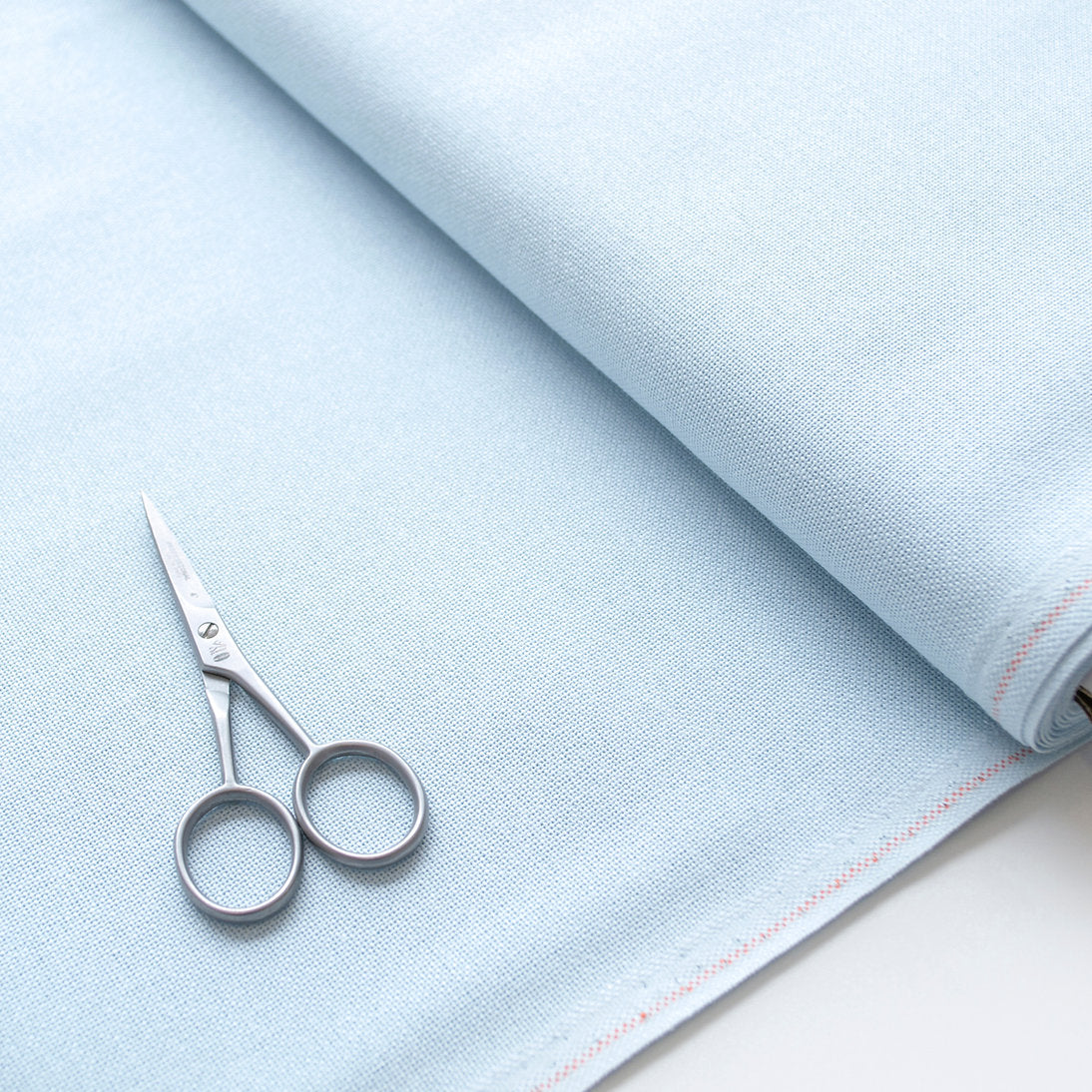 Tela Zweigart Lugana 28 ct Ice Blue con tijeras de bordado
