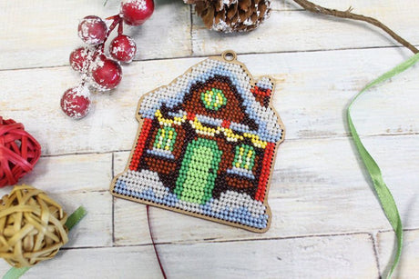 Cozy House. Christmas Ornament - SO-072 MP Studia - Kit with bead