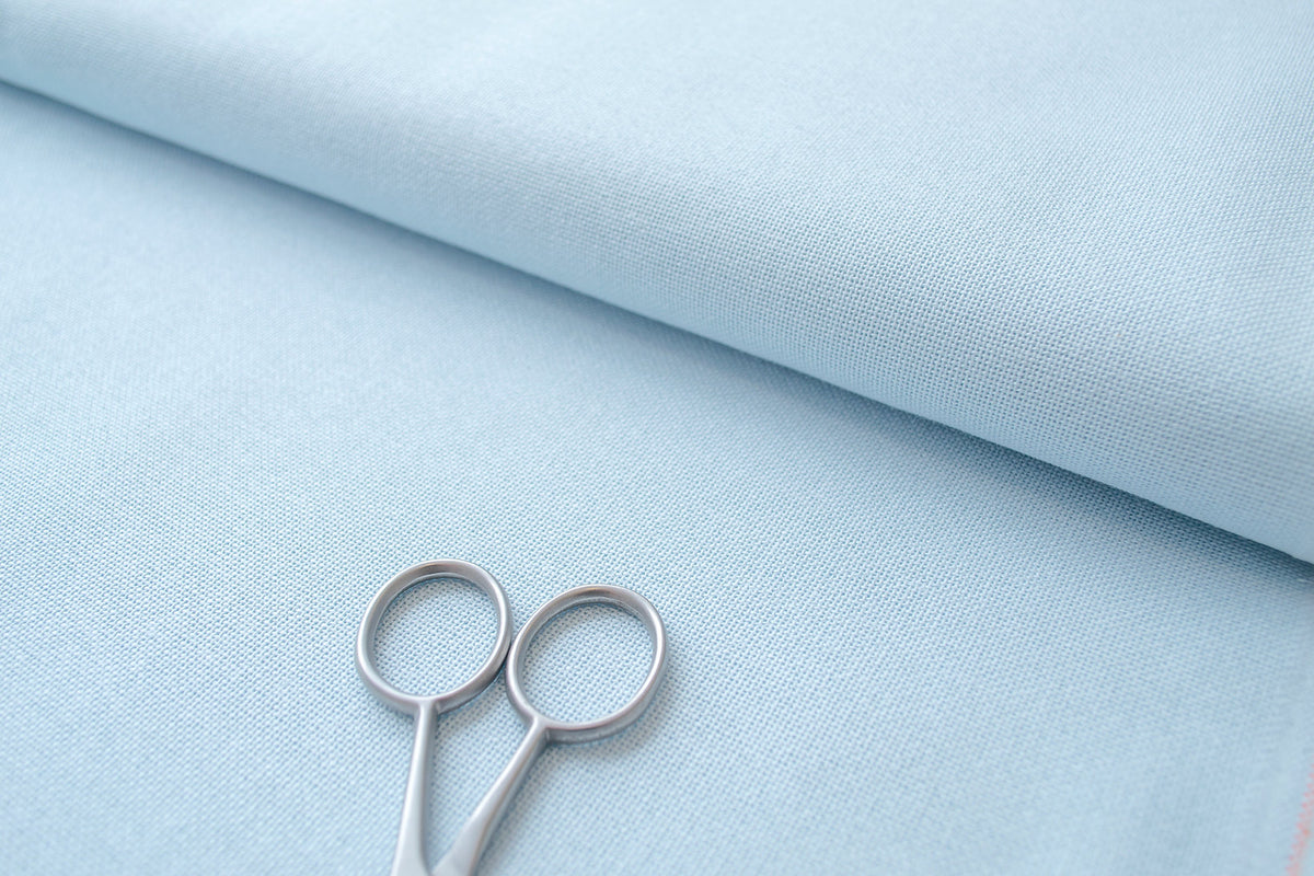 Tela Lugana 28 ct Zweigart Ice Blue doblada