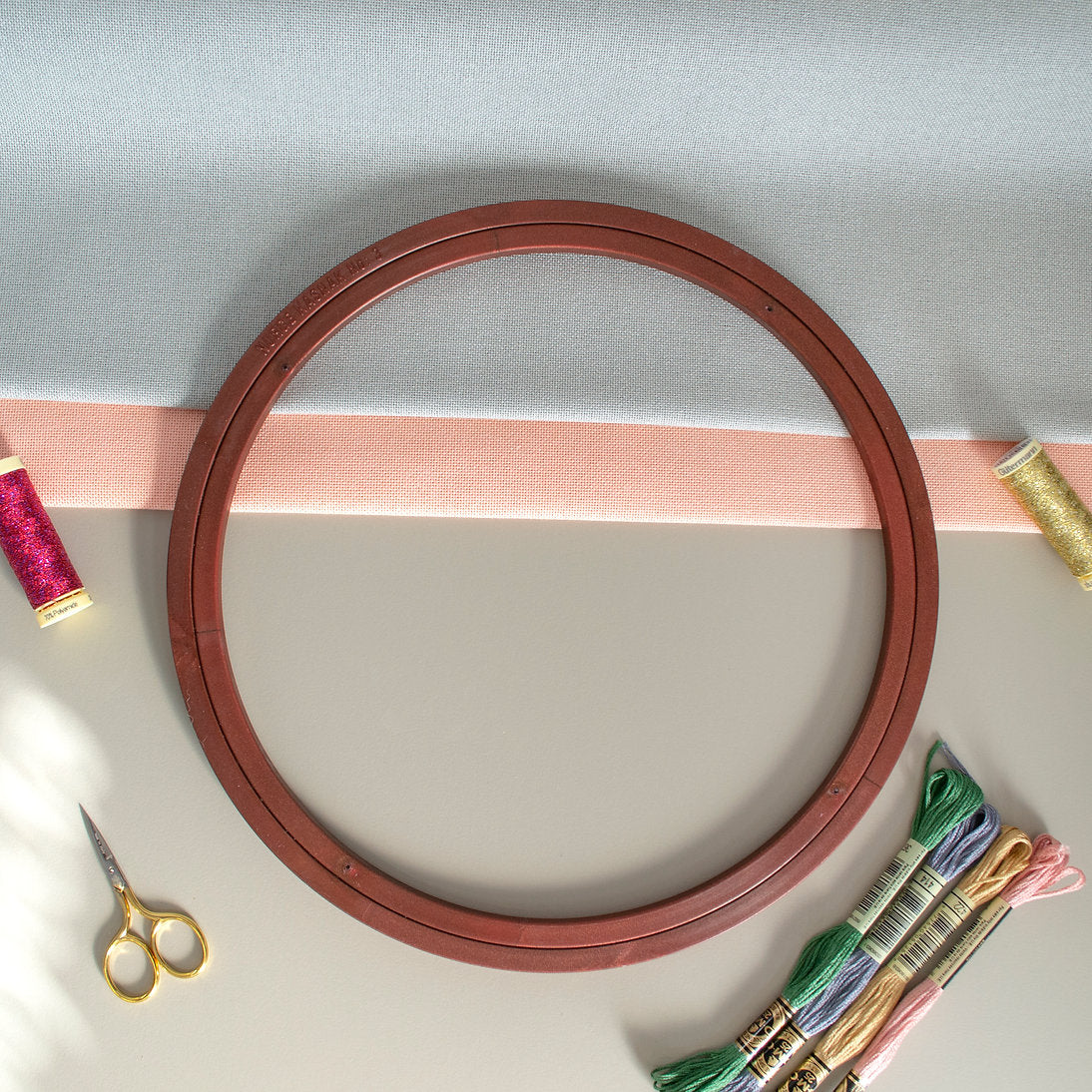 170 Nurge Screwless Plastic Hoop Frame: Lightness and Firmness in Your Embroidery Projects