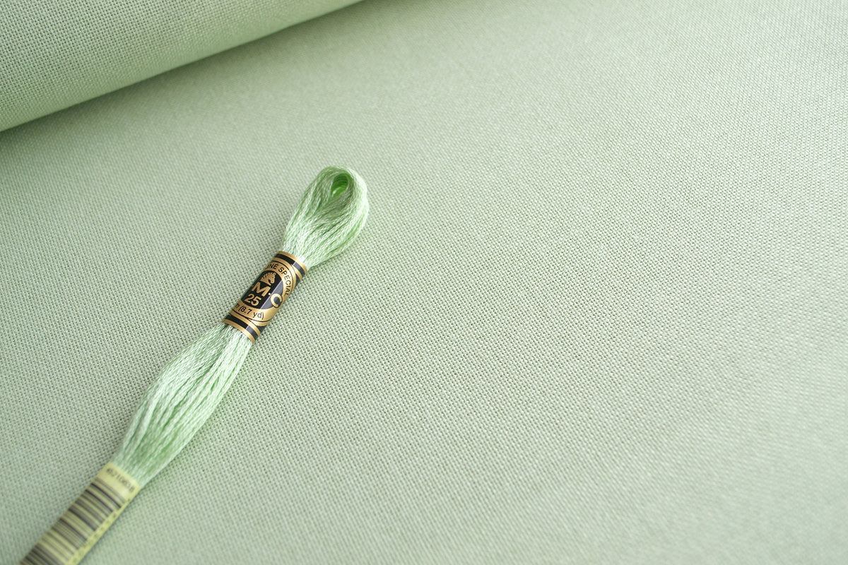 Detalle de bordado sobre tela Murano Lugana 32 ct Green Verde