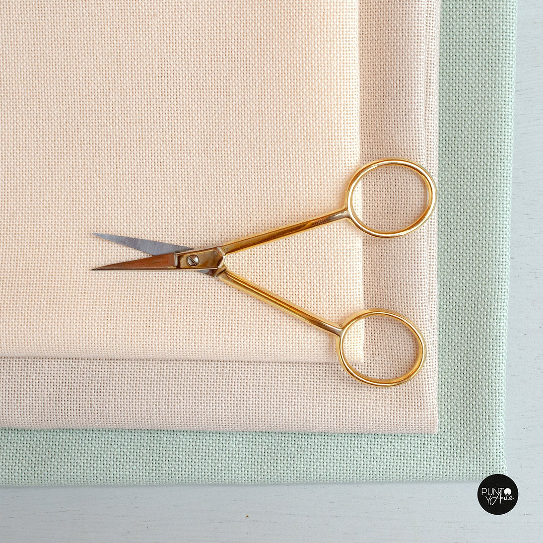 Tijeras de bordar con doble curba Madeira 9478 para Punto de Cruz y bordados 