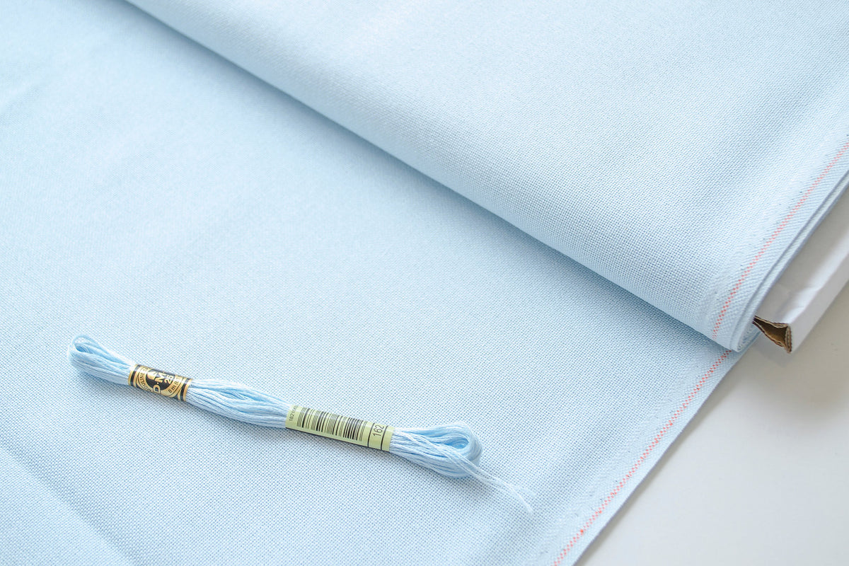 Detalle del borde de la tela Lugana 28 ct Zweigart Ice Blue