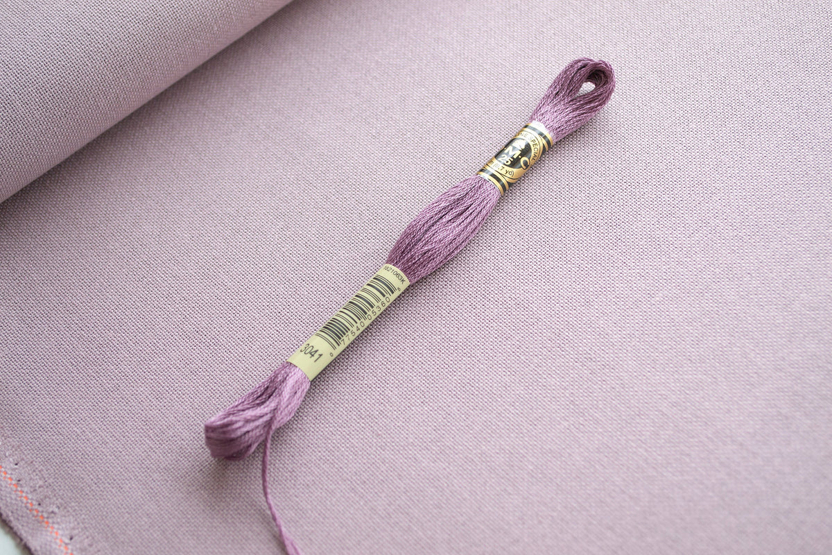 Detalle de la tela Murano Lugana 32 ct Zweigart Violet Antique