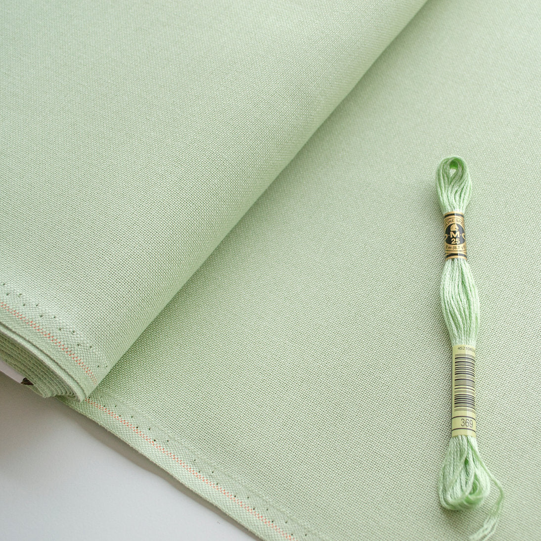 Detalle de la tela Murano Lugana 32 ct Zweigart Green