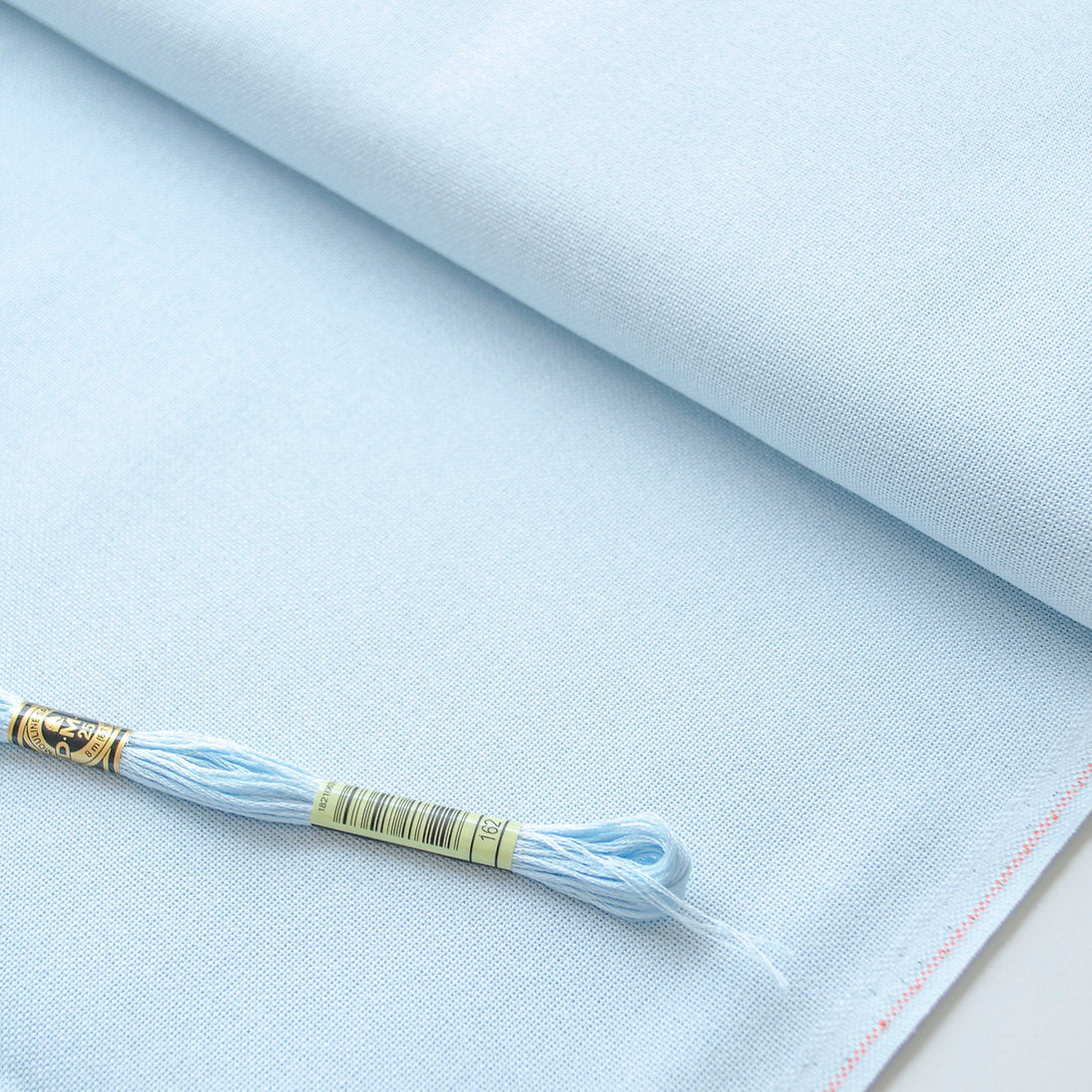 Detalle de la textura de la tela Lugana 28 ct Zweigart Ice Blue