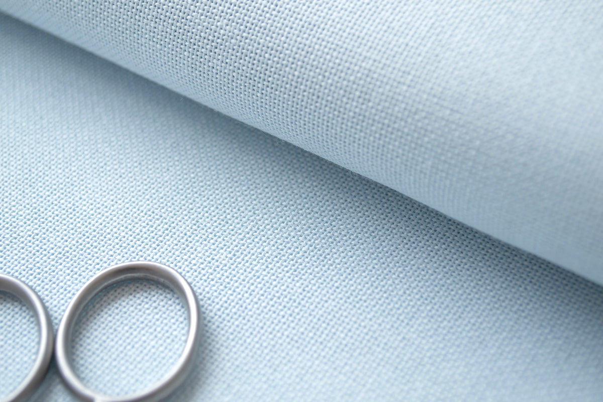 Detalle del borde de la tela Lugana 28 ct Zweigart Ice Blue
