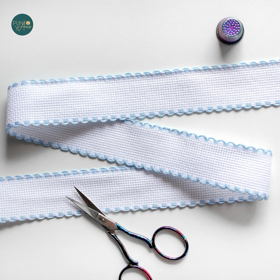 Ruban Entredos 30 mm - Aida 14ct. avec bordure bleu clair de ZWEIGART 7003/151