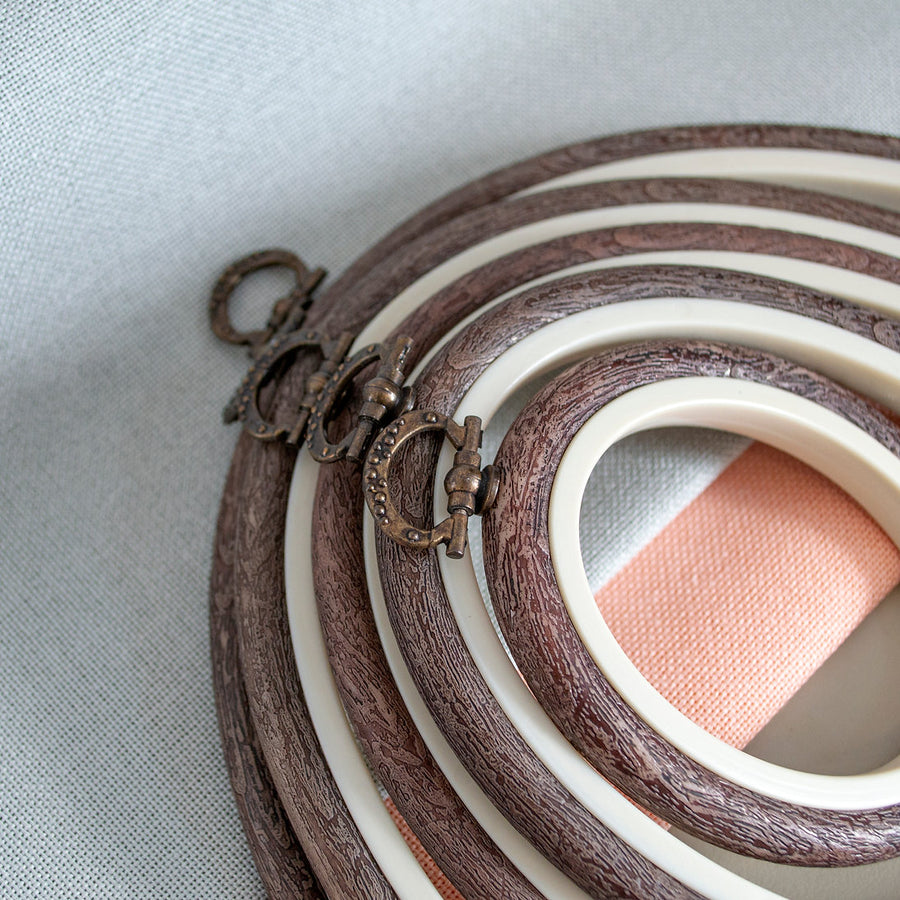 230 Telaio-Cornice Flexi Hoop Oval di Nurge: Marrone Elegante per Esporre e Lavorare i tuoi Ricami