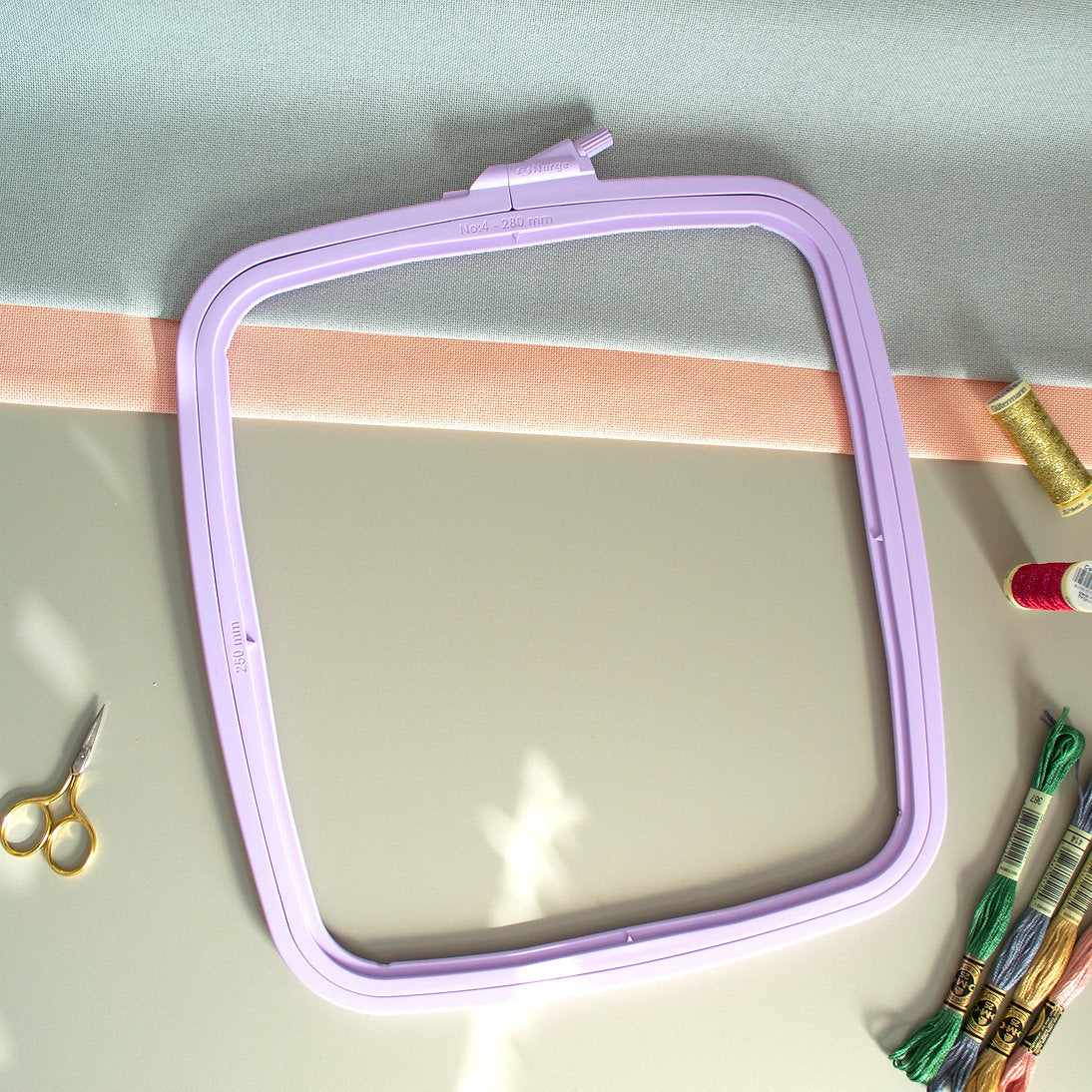 Bastidor Cuadrado Violeta de Nurge: Precisión y Estilo en Tus Bordados