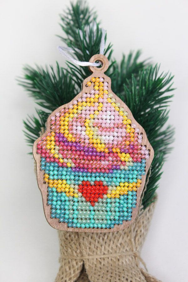 Cake. Christmas Ornament - SO-066 MP Studia - Kit with bead