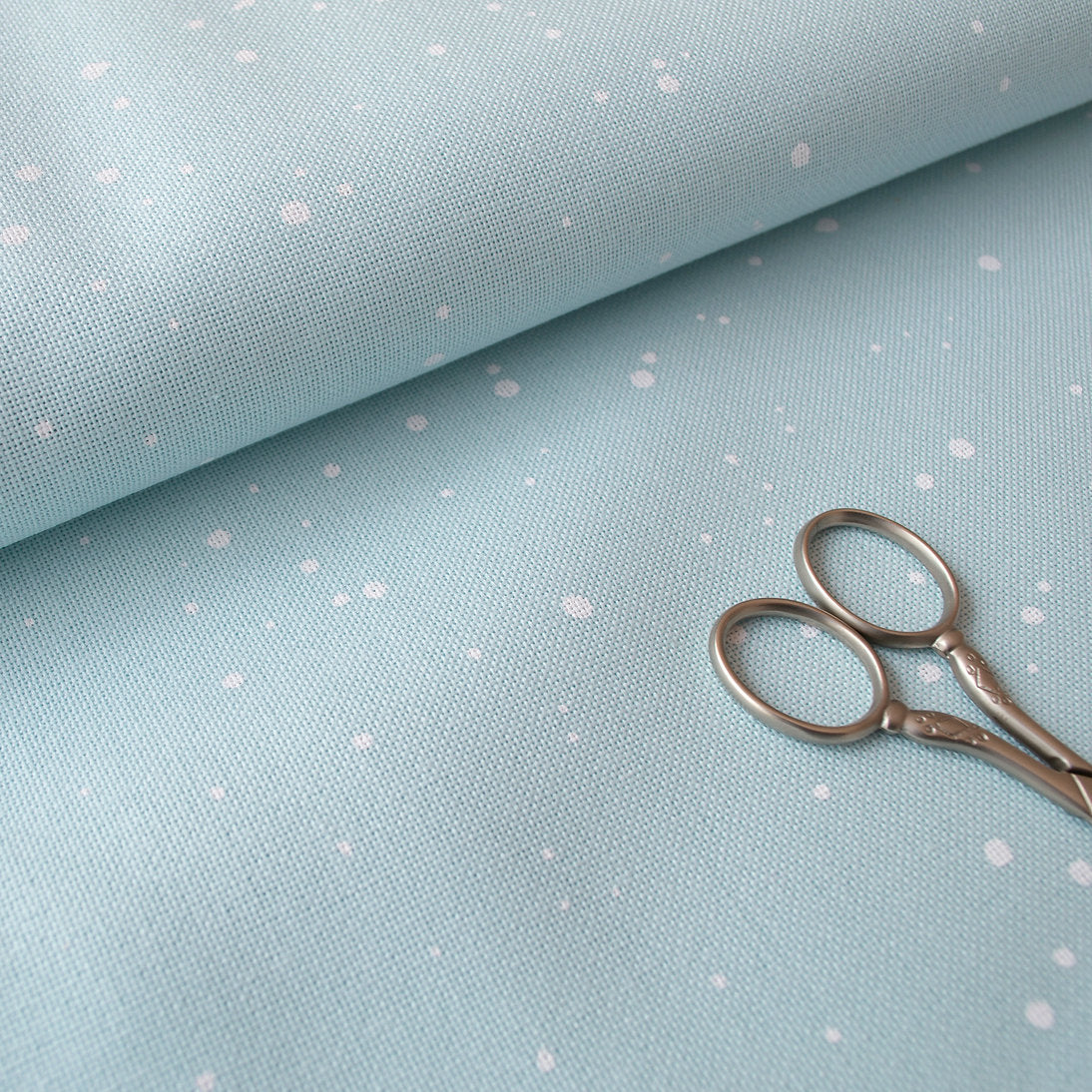 Detalle de la tela Murano Lugana 32 ct Mint Splash Zweigart