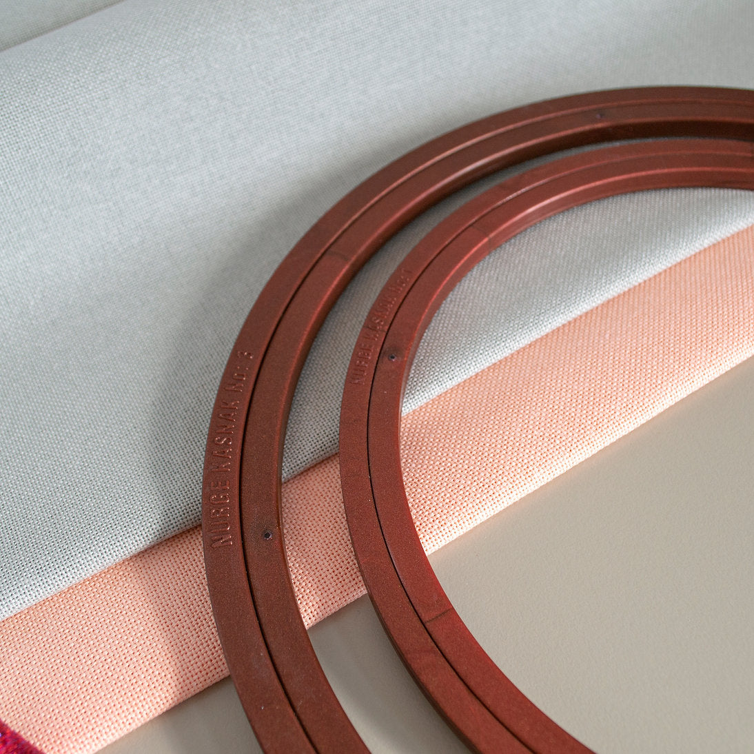 170 Nurge Screwless Plastic Hoop Frame: Lightness and Firmness in Your Embroidery Projects