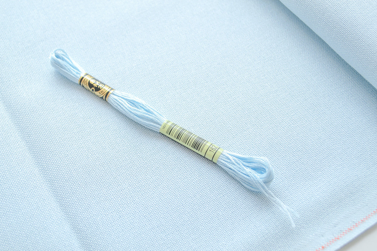 Detalle del borde de la tela Lugana 28 ct Zweigart Ice Blue