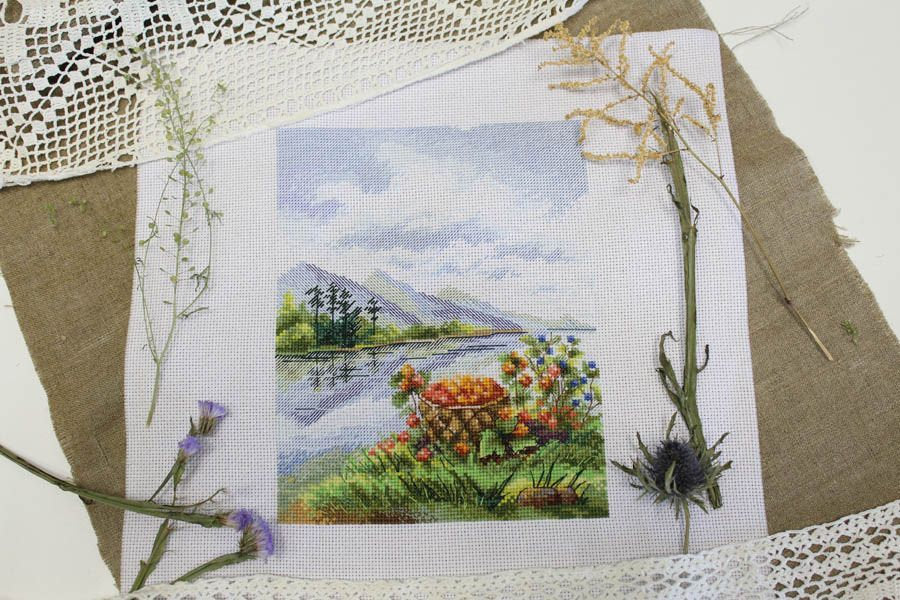 Cross Stitch Kit 'Gifts of the North' - SNV-830 MP Studia