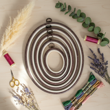 Cadre ovale 230 Nurge Flexi Hoop : marron élégant pour afficher et travailler votre broderie